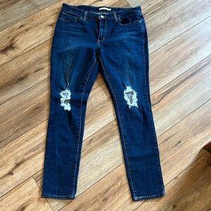 Women’s Distressed Levi Skinny Jeans